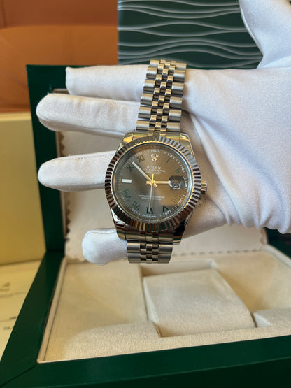 Rolex Datejust con bisel estriado y esfera verde, brazalete Jubilee