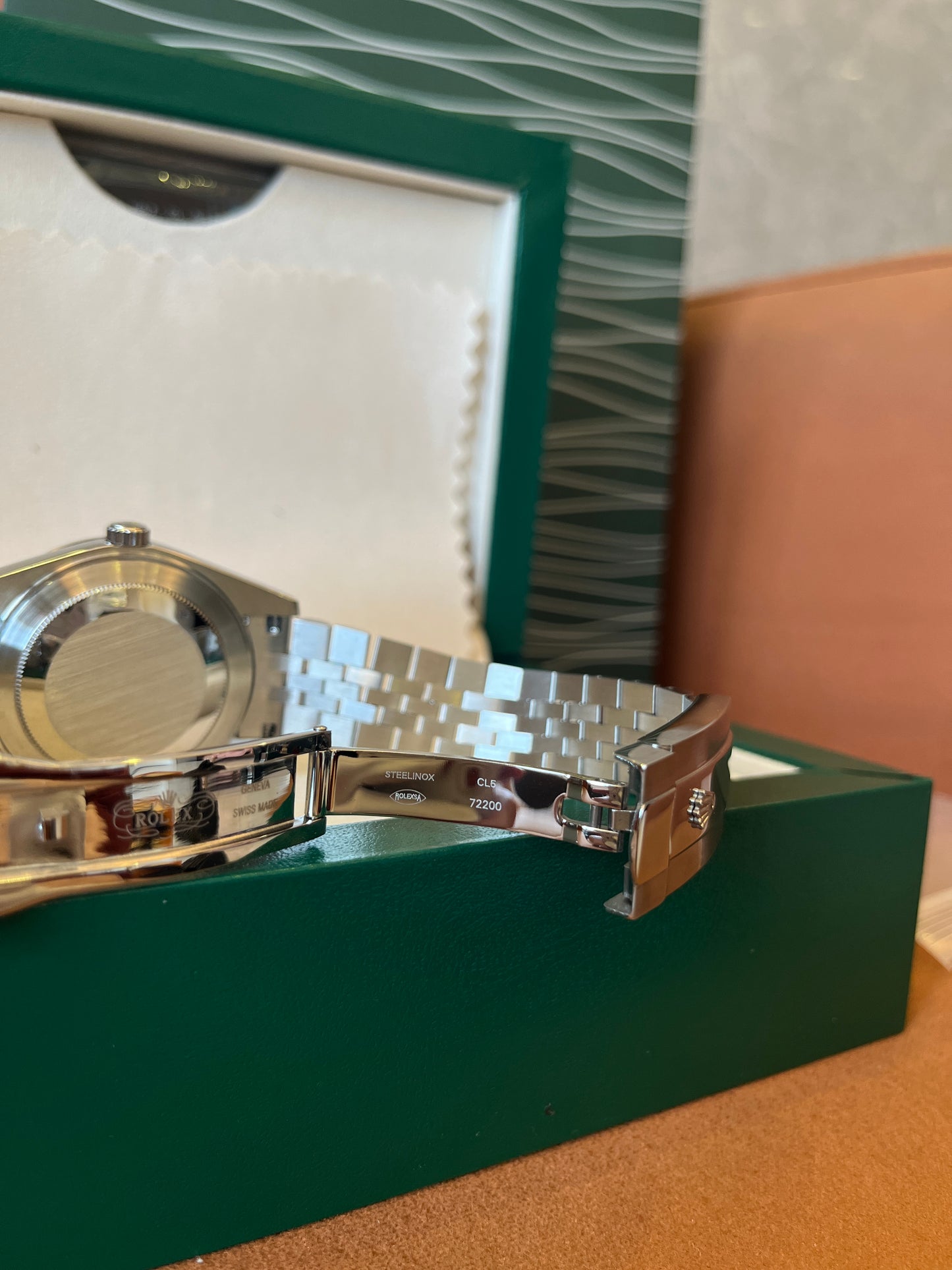 Rolex Datejust con bisel estriado y esfera verde, brazalete Jubilee