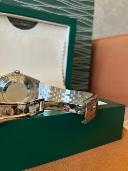 Rolex Datejust con bisel estriado y esfera verde, brazalete Jubilee