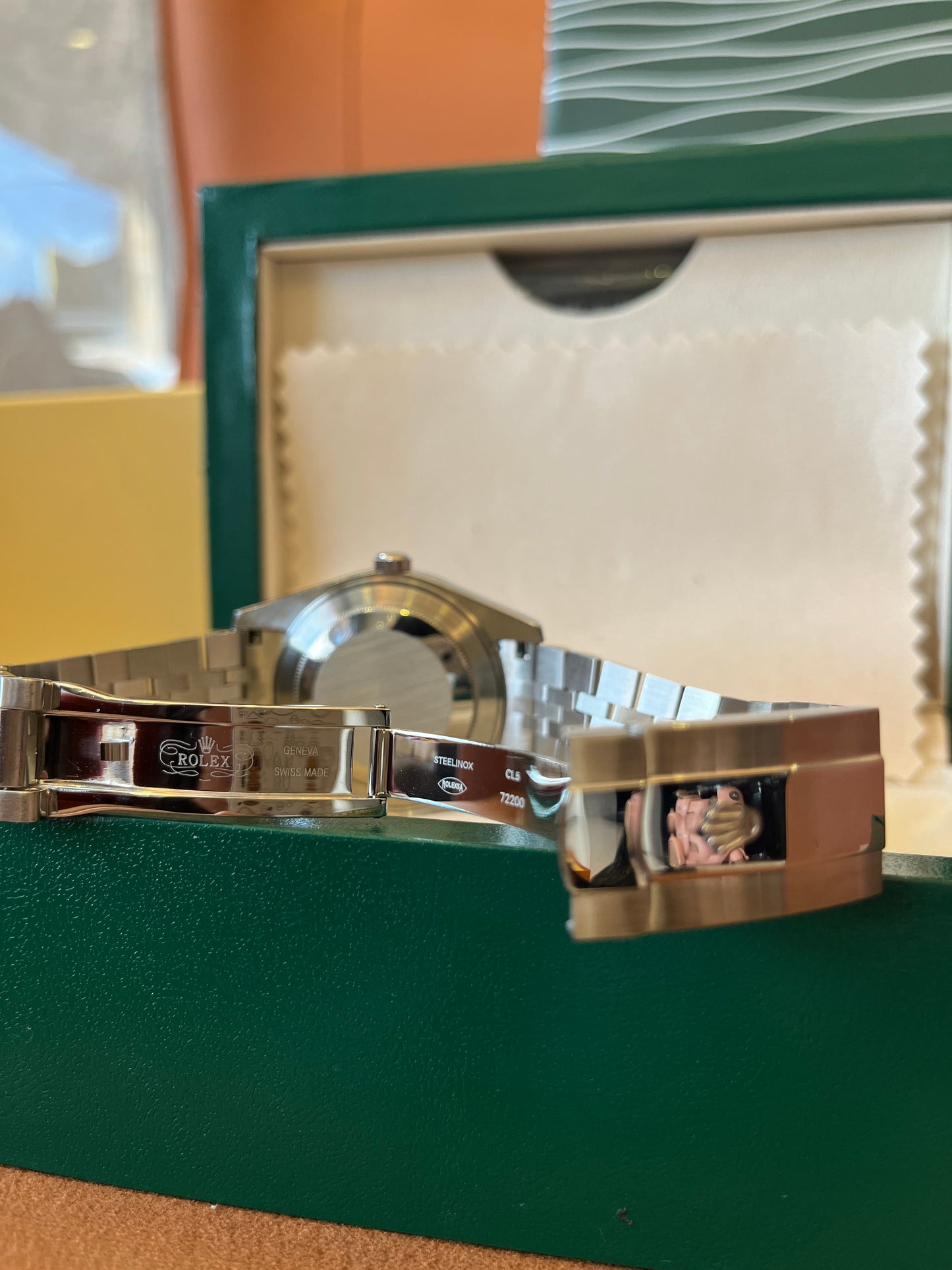 Rolex Datejust con bisel estriado y esfera verde, brazalete Jubilee