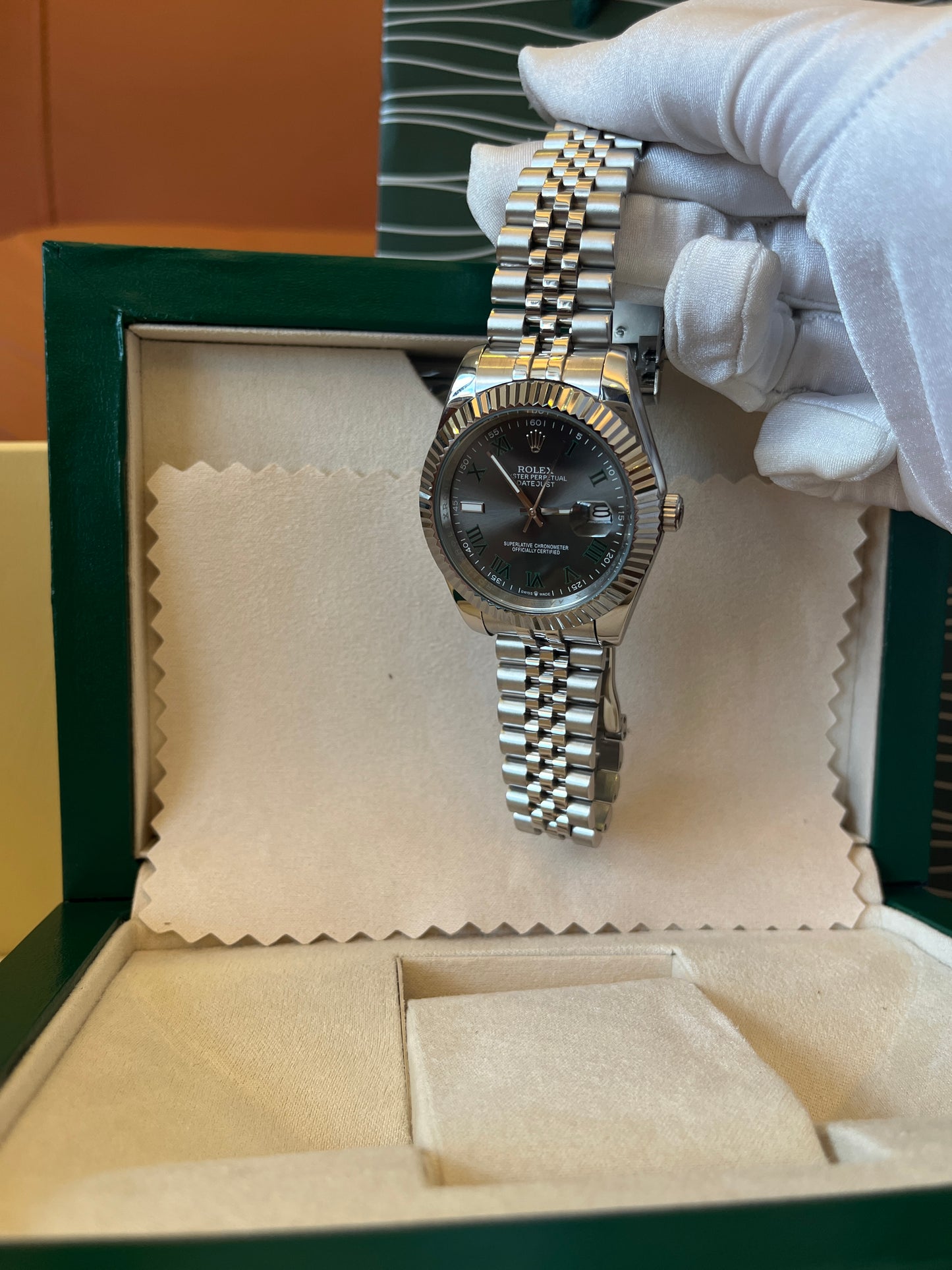 Rolex Datejust con bisel estriado y esfera verde, brazalete Jubilee