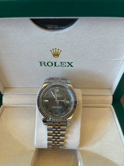 Rolex Datejust con bisel estriado y esfera verde, brazalete Jubilee