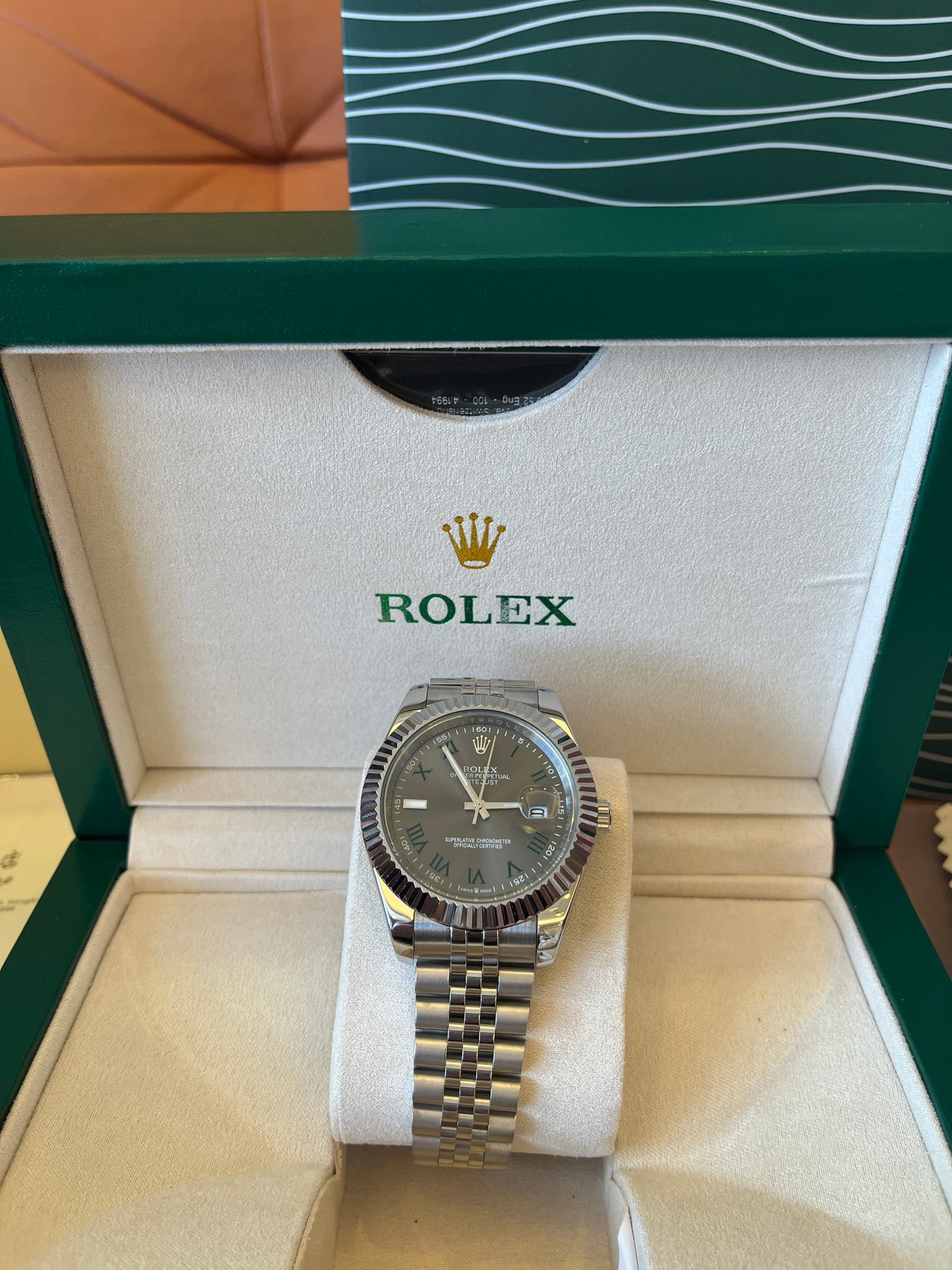 Rolex Datejust con bisel estriado y esfera verde, brazalete Jubilee