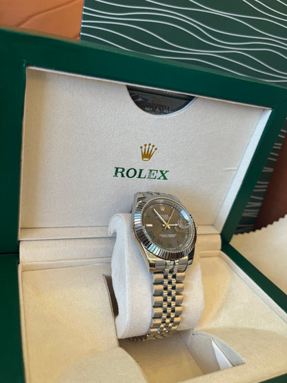 Rolex Datejust con bisel estriado y esfera verde, brazalete Jubilee