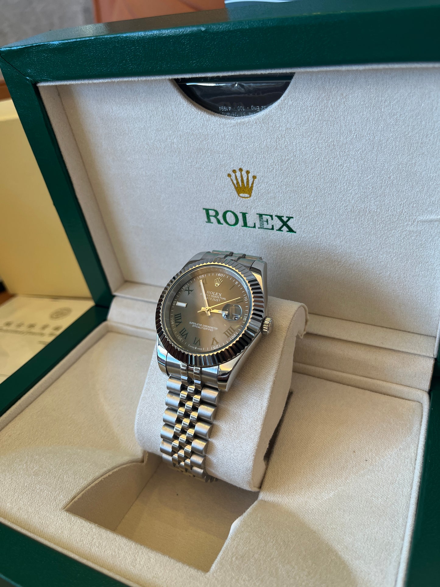 Rolex Datejust con bisel estriado y esfera verde, brazalete Jubilee