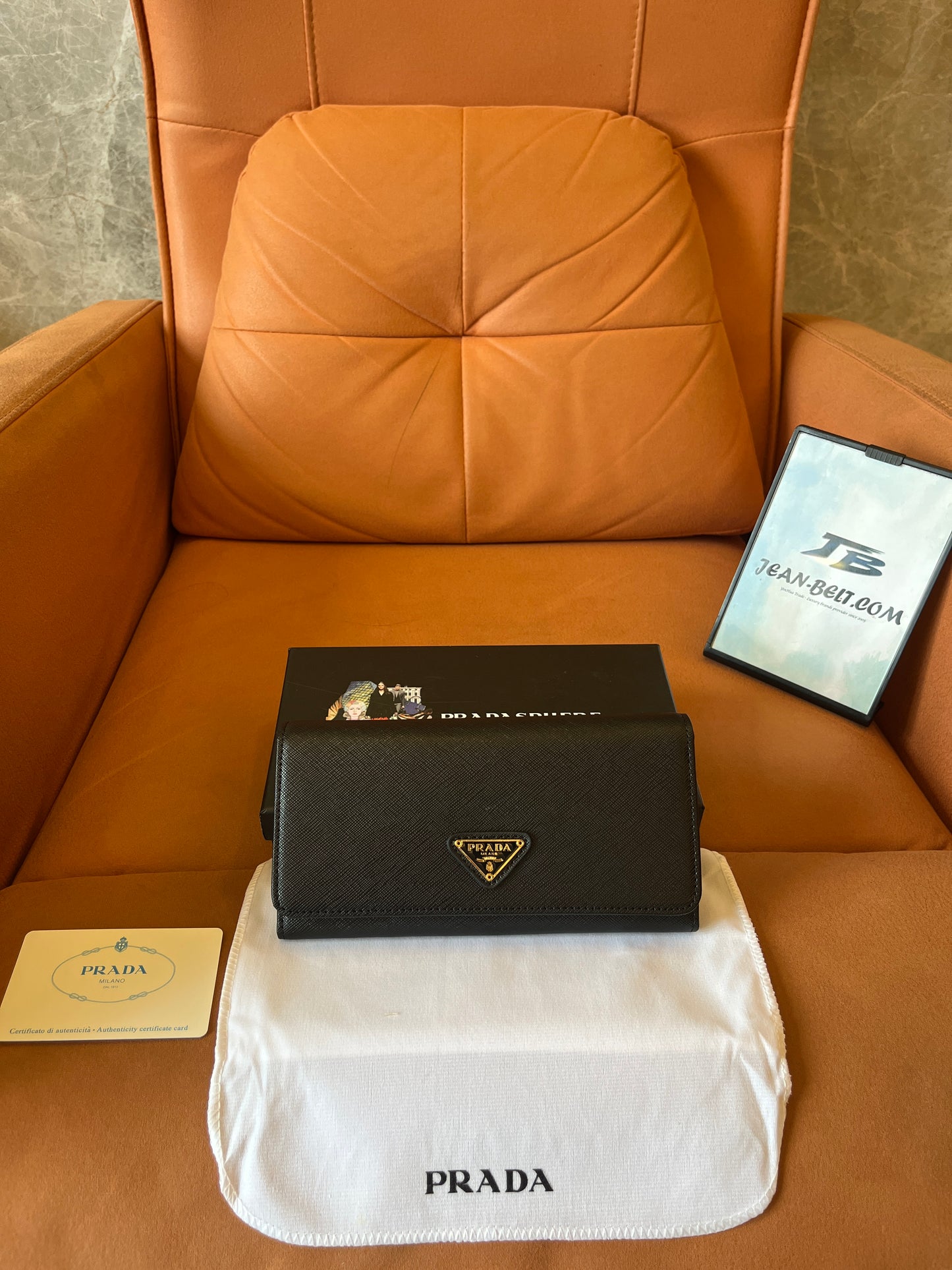 Portefeuille continental pliant en argent avec plaque logo Prada