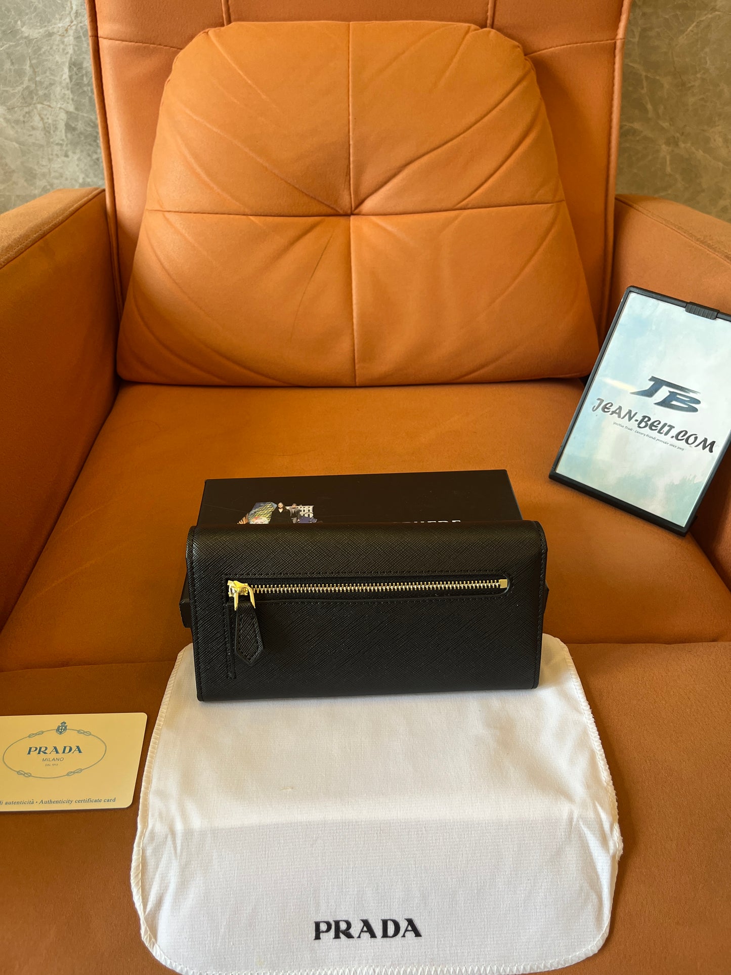 Portefeuille continental pliant en argent avec plaque logo Prada