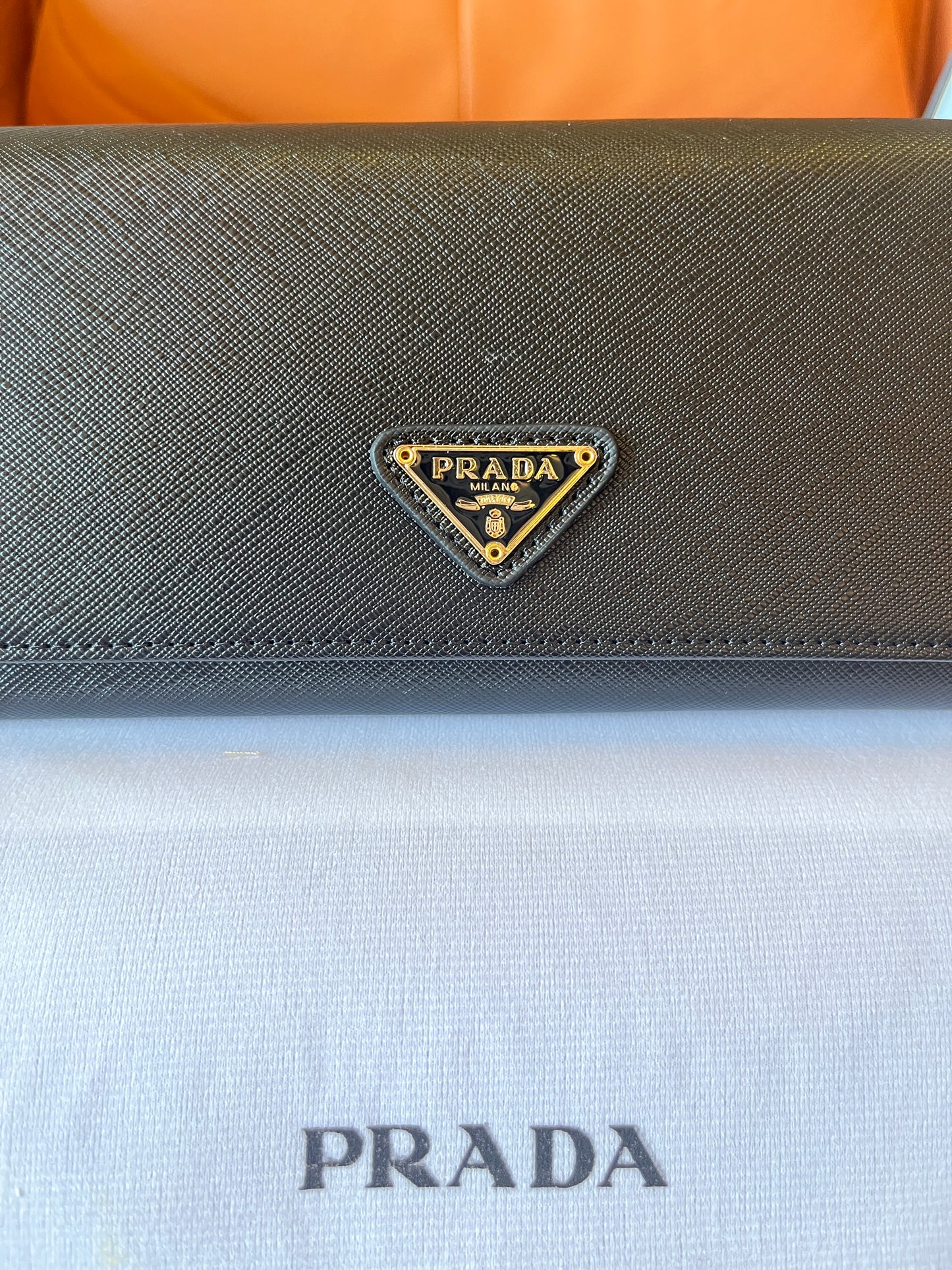 Portefeuille continental pliant en argent avec plaque logo Prada