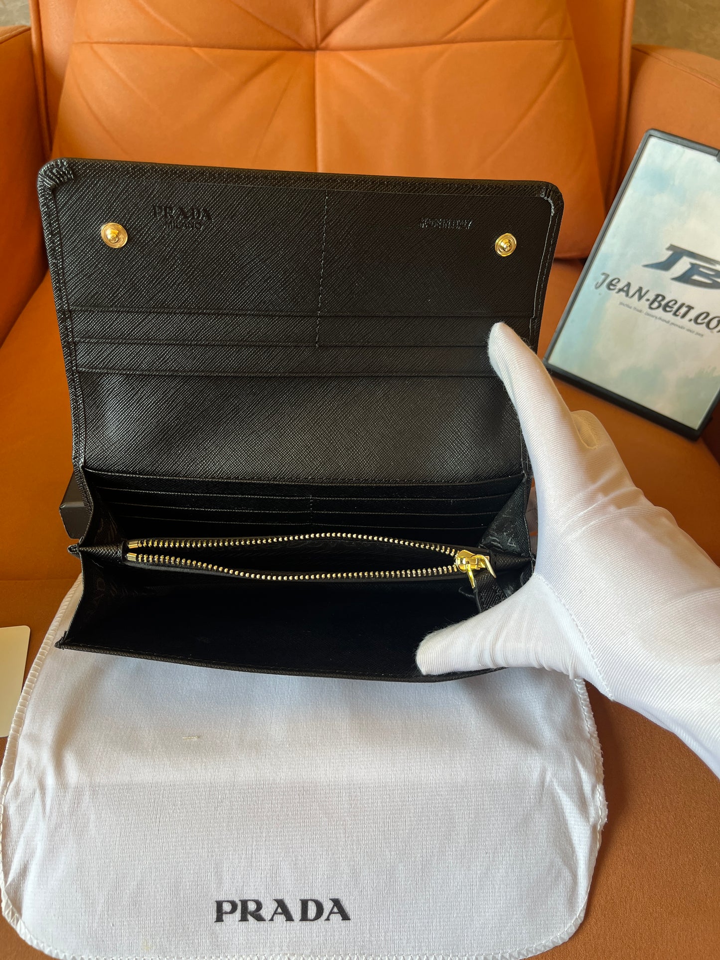 Portefeuille continental pliant en argent avec plaque logo Prada
