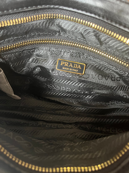 Bolsa pequena de couro macio luxuosa preta Prada para mulheres