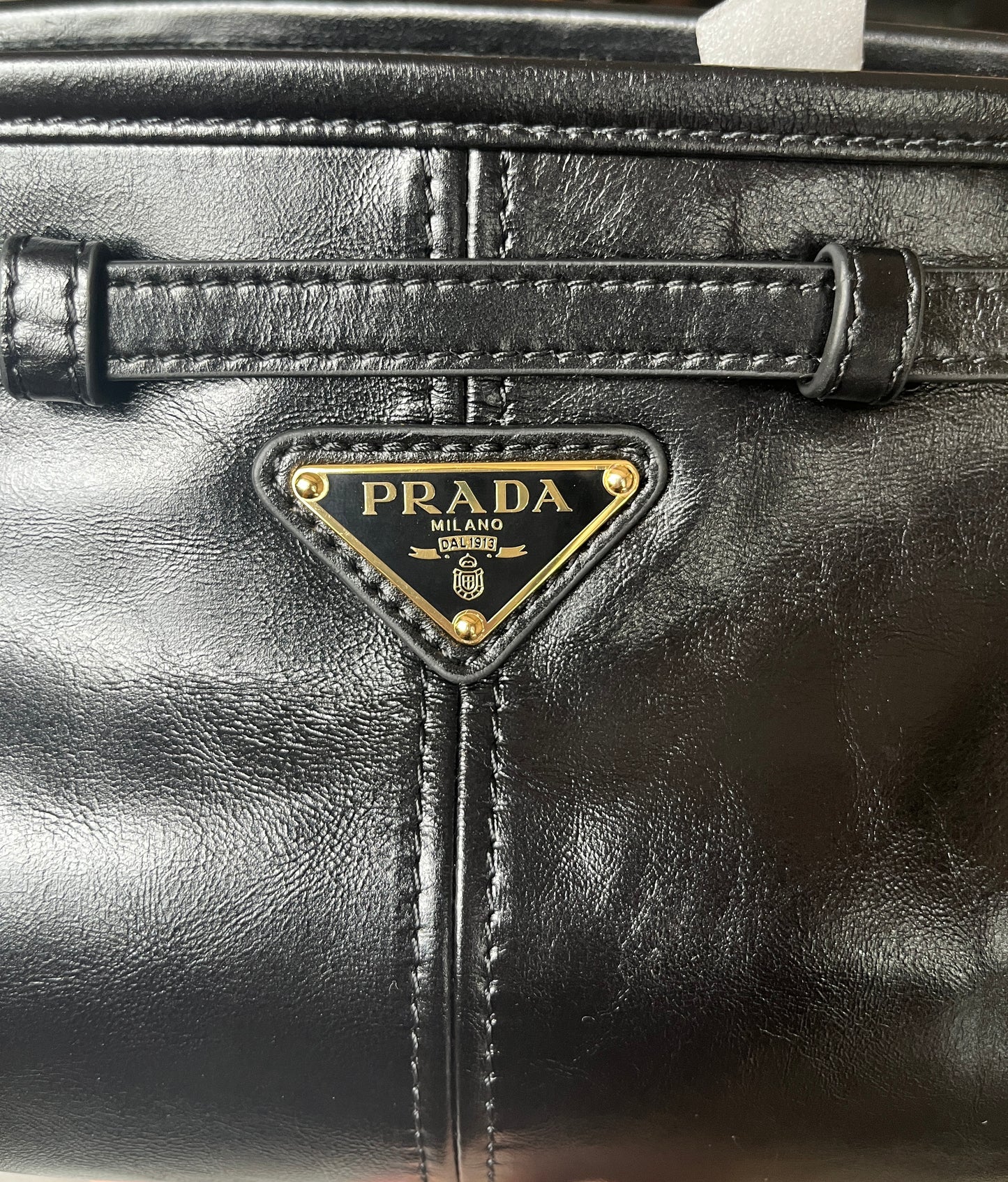Bolsa pequena de couro macio luxuosa preta Prada para mulheres