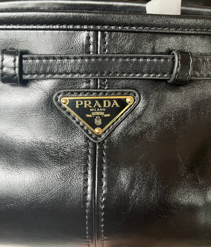 Bolsa pequena de couro macio luxuosa preta Prada para mulheres