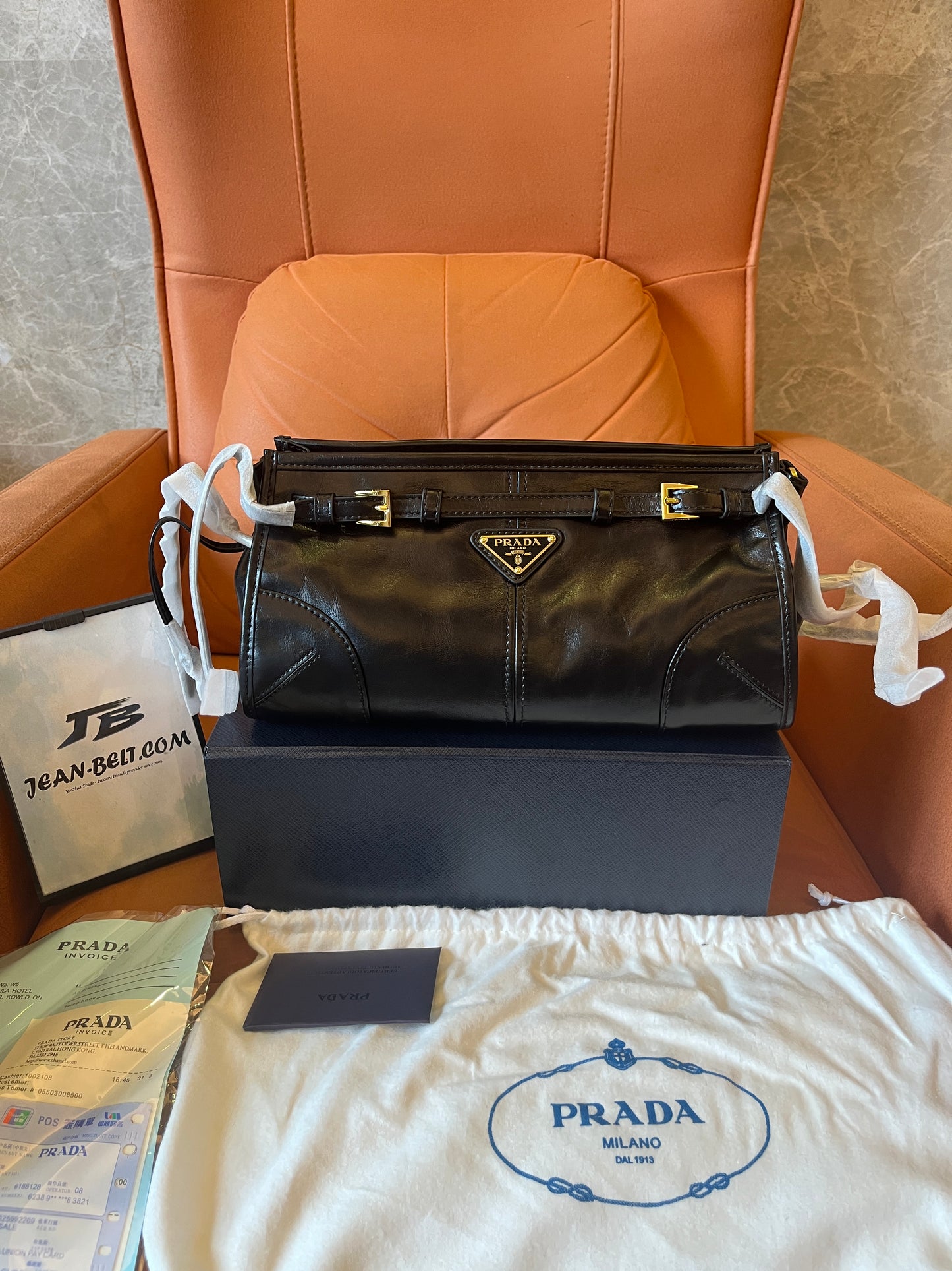 Bolsa pequena de couro macio luxuosa preta Prada para mulheres