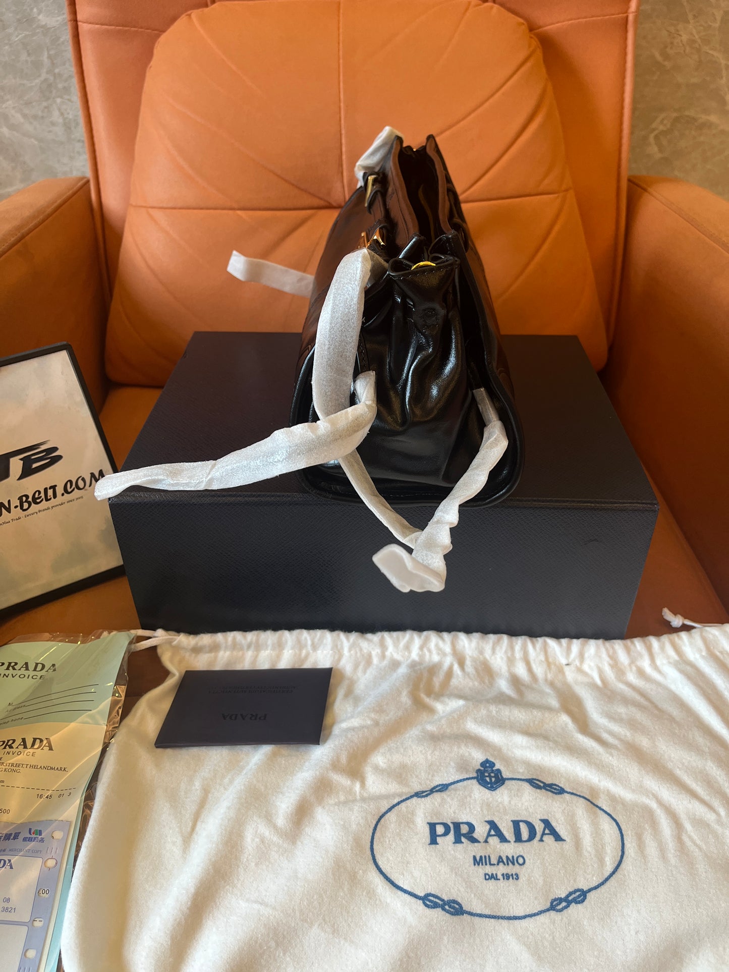 Bolsa pequena de couro macio luxuosa preta Prada para mulheres