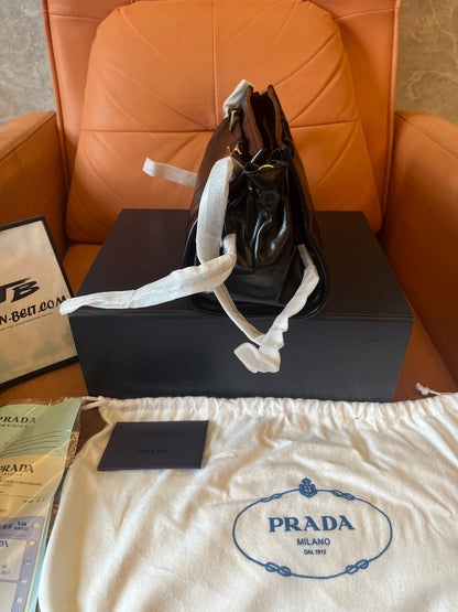 Bolsa pequena de couro macio luxuosa preta Prada para mulheres