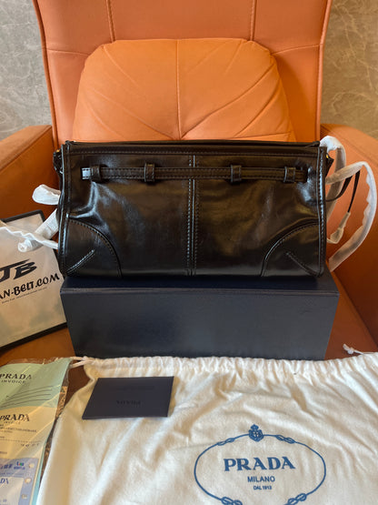 Bolsa pequena de couro macio luxuosa preta Prada para mulheres