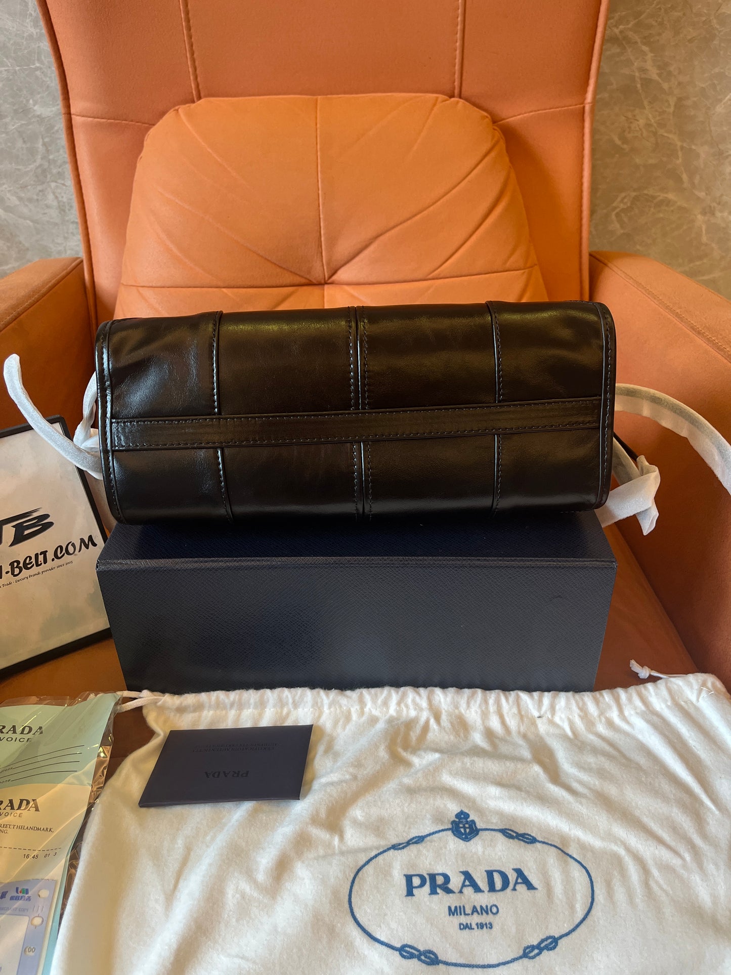 Bolsa pequena de couro macio luxuosa preta Prada para mulheres