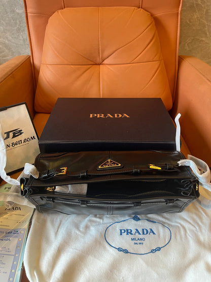 Bolsa pequena de couro macio luxuosa preta Prada para mulheres