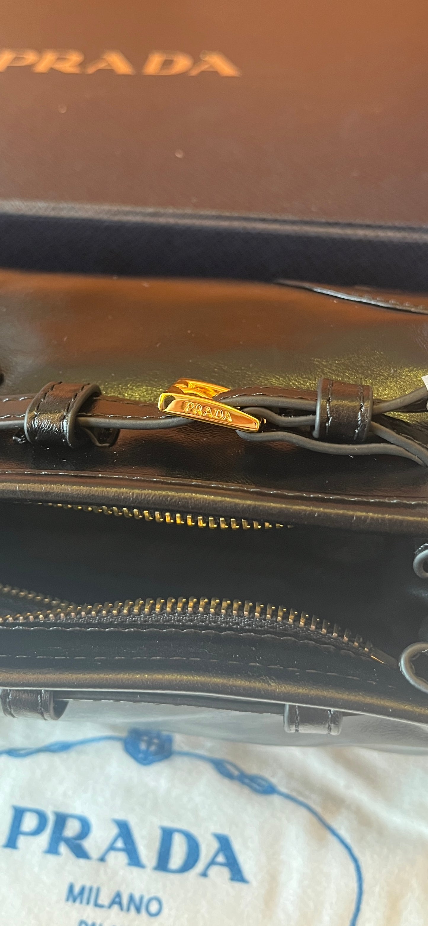 Bolsa pequena de couro macio luxuosa preta Prada para mulheres