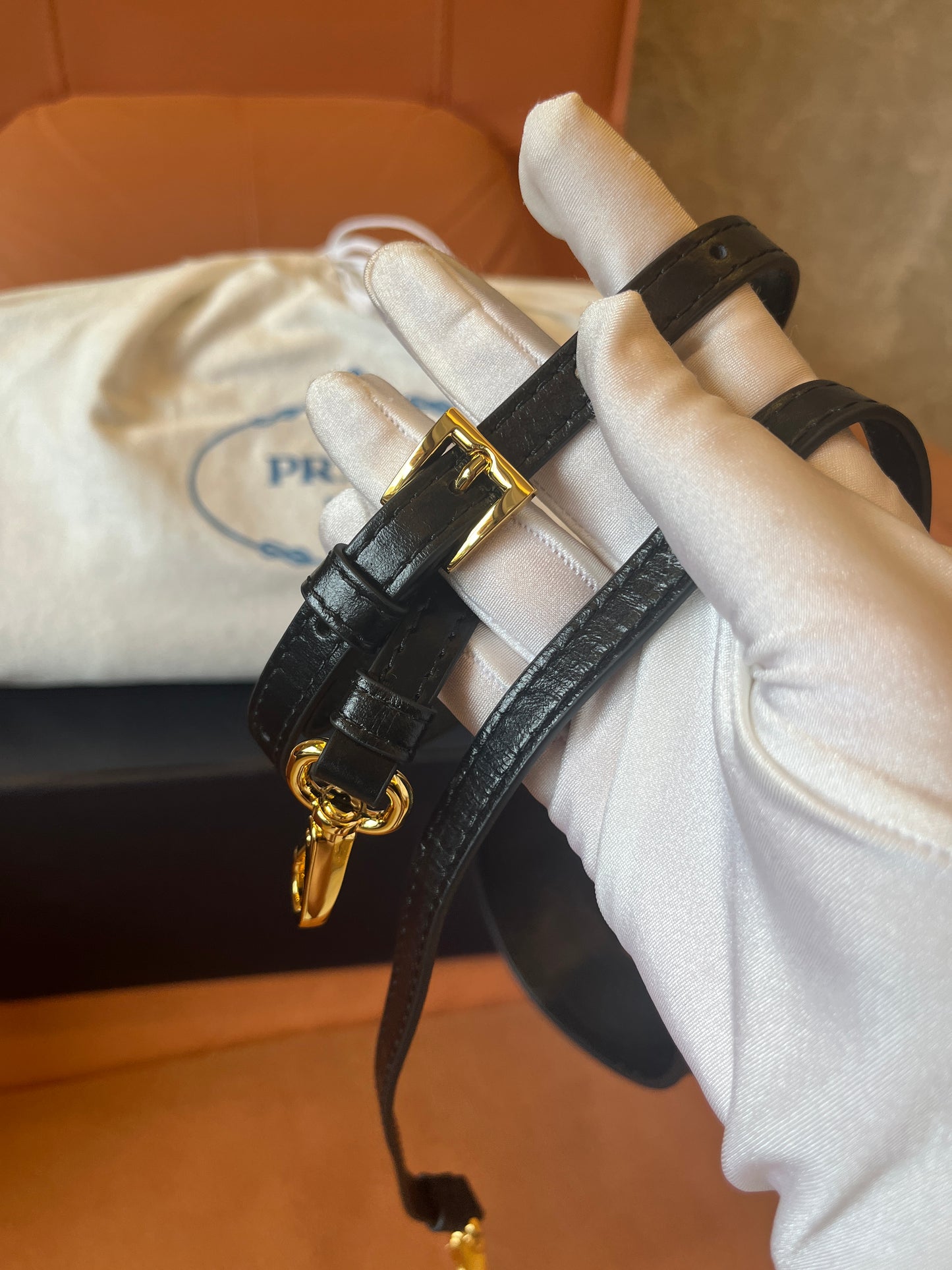 Bolsa pequena de couro macio luxuosa preta Prada para mulheres