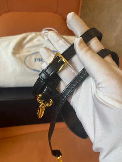 Bolsa pequena de couro macio luxuosa preta Prada para mulheres