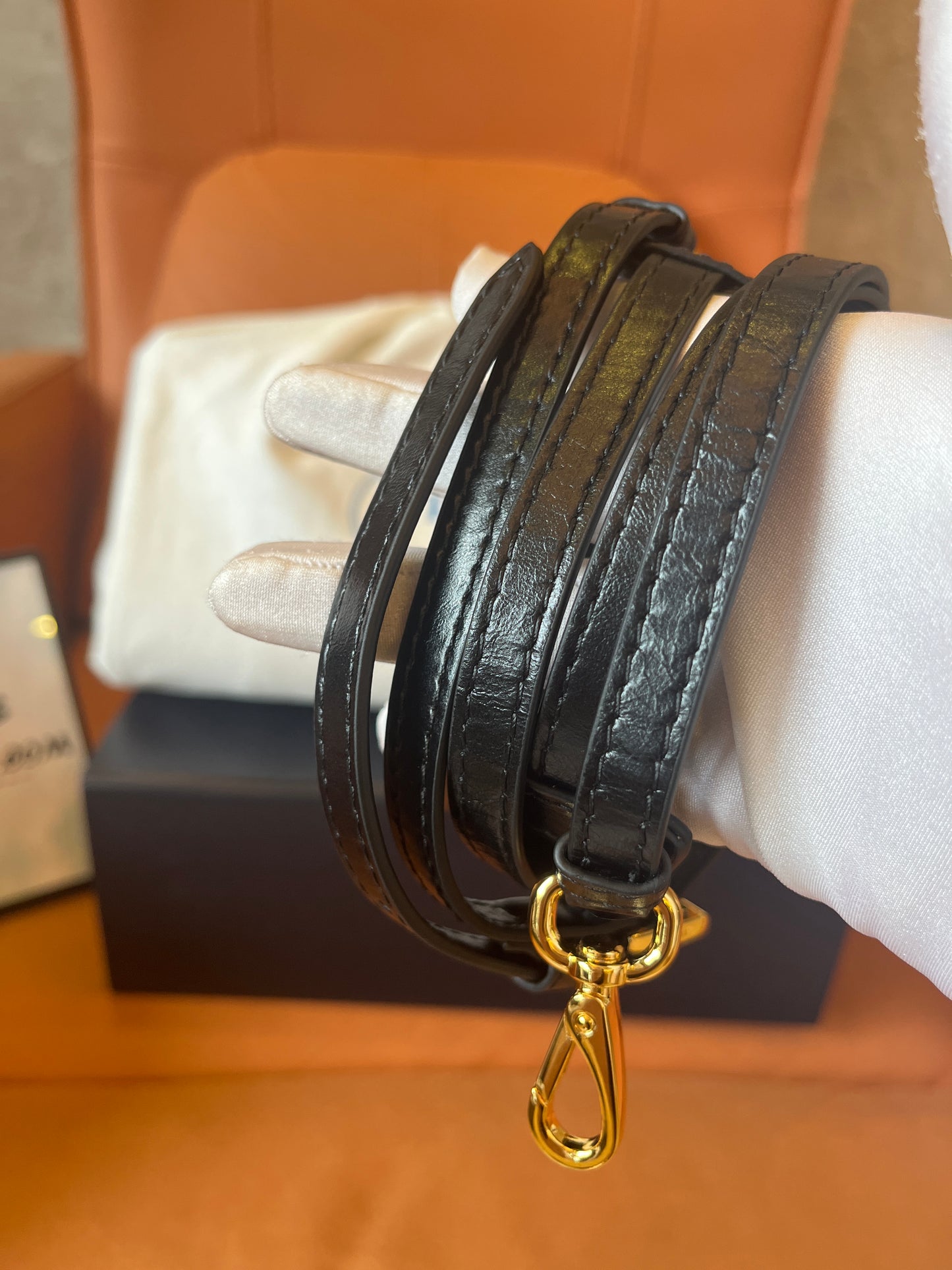 Bolsa pequena de couro macio luxuosa preta Prada para mulheres