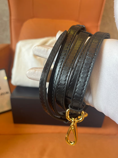 Bolsa pequena de couro macio luxuosa preta Prada para mulheres