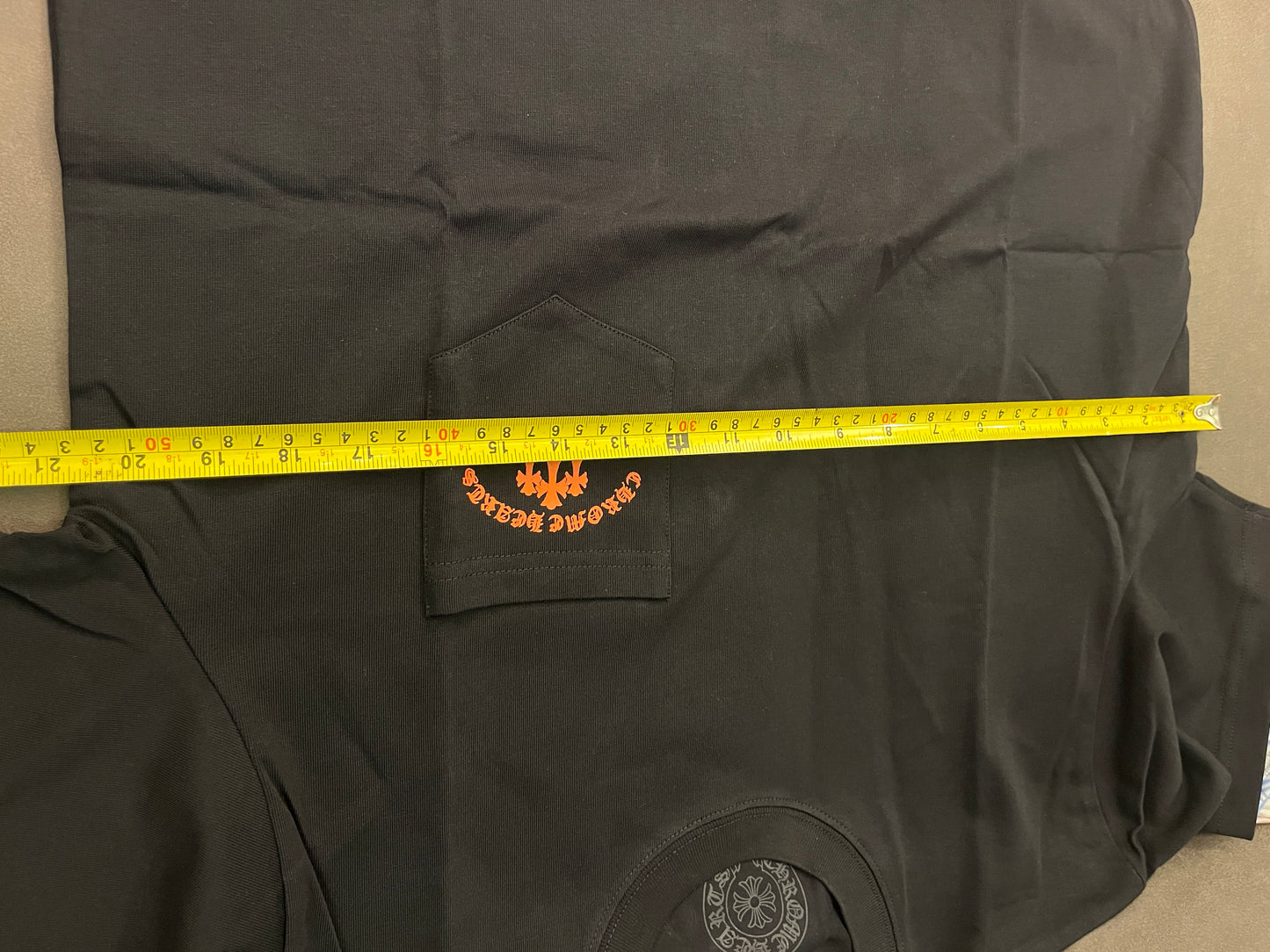 Camiseta de manga corta con el logotipo de tres cruces naranja de Chrome Hearts