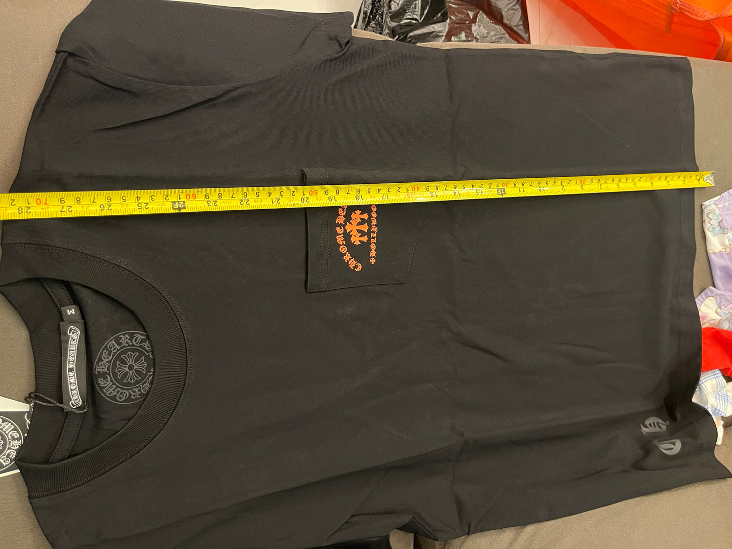 Camiseta de manga corta con el logotipo de tres cruces naranja de Chrome Hearts