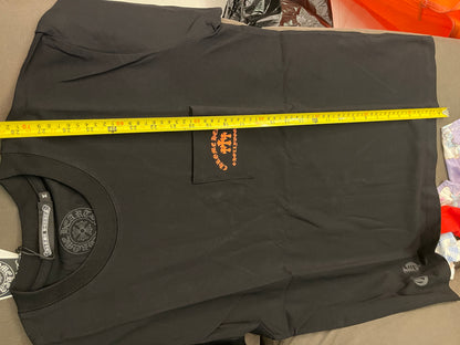 Camiseta de manga corta con el logotipo de tres cruces naranja de Chrome Hearts