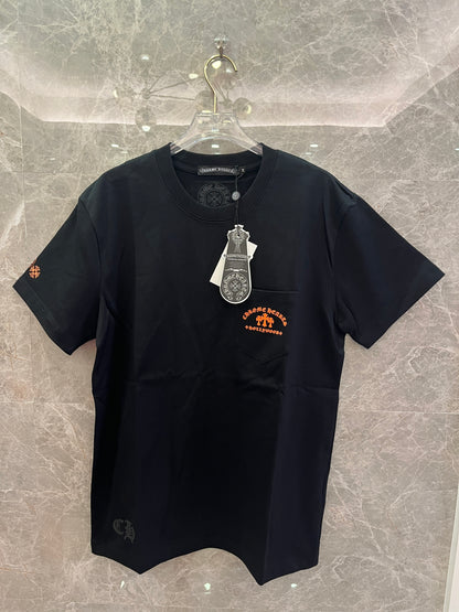Camiseta de manga corta con el logotipo de tres cruces naranja de Chrome Hearts