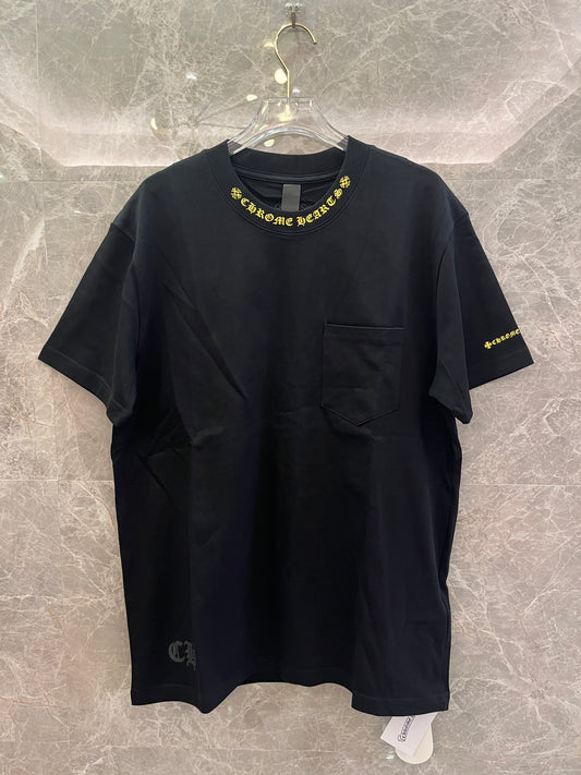 Camiseta con el logo de Chrome Hearts en el cuello