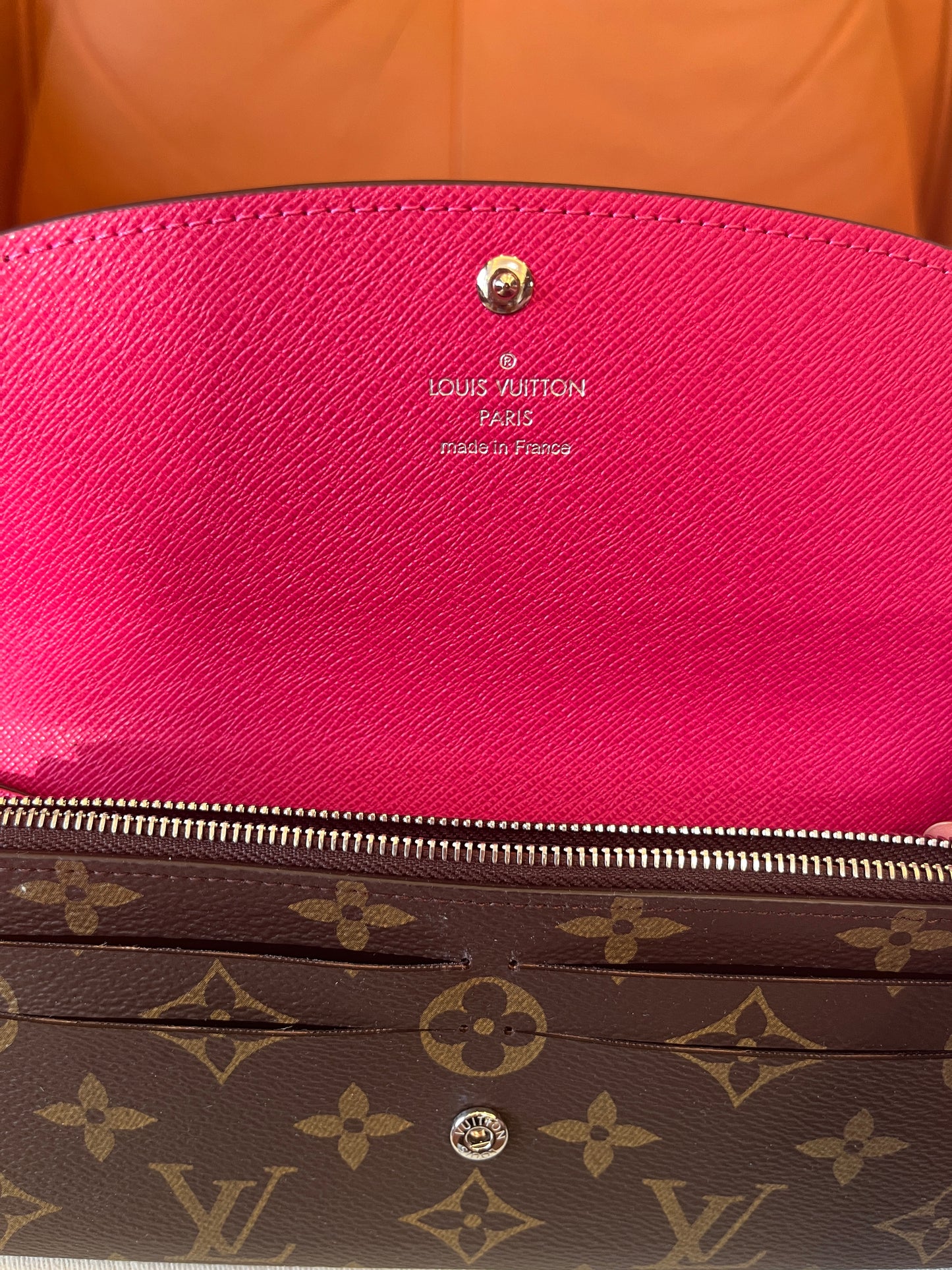 Carteira Louis Vuitton Emilie com monograma em tela rosa fúcsia