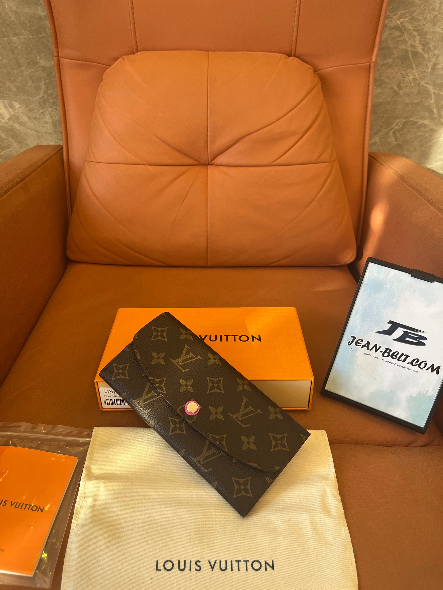 Carteira Louis Vuitton Emilie com monograma em tela rosa fúcsia