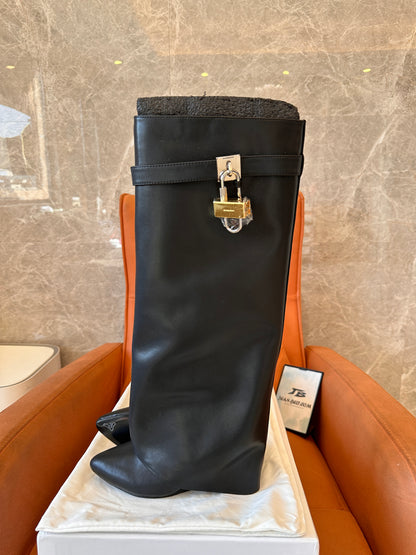 Botas altas hasta la rodilla de piel con cierre de tiburón en color negro de Givenchy
