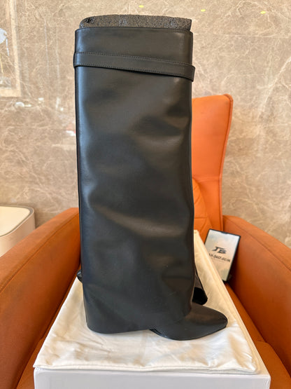 Botas altas hasta la rodilla de piel con cierre de tiburón en color negro de Givenchy