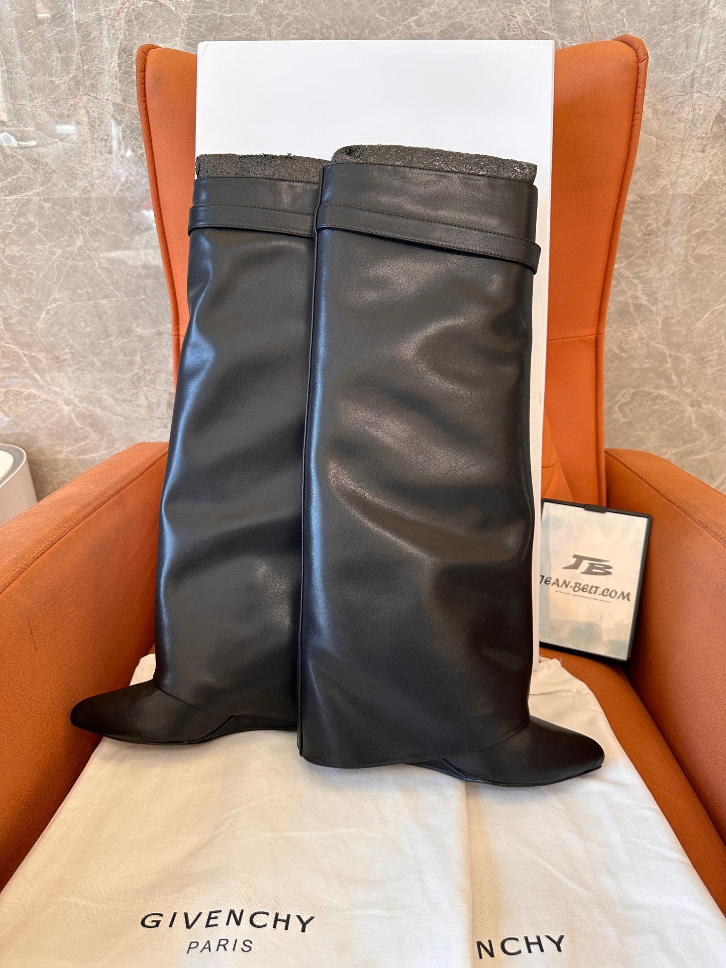 Botas altas hasta la rodilla de piel con cierre de tiburón en color negro de Givenchy