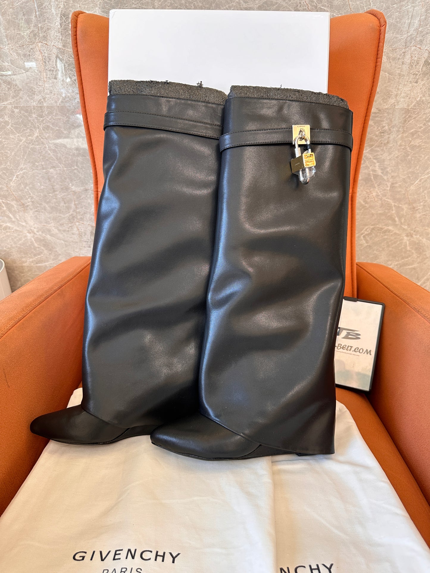 Botas altas hasta la rodilla de piel con cierre de tiburón en color negro de Givenchy
