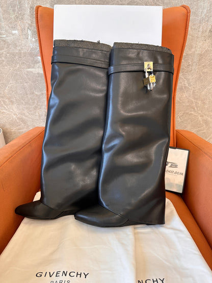 Botas altas hasta la rodilla de piel con cierre de tiburón en color negro de Givenchy