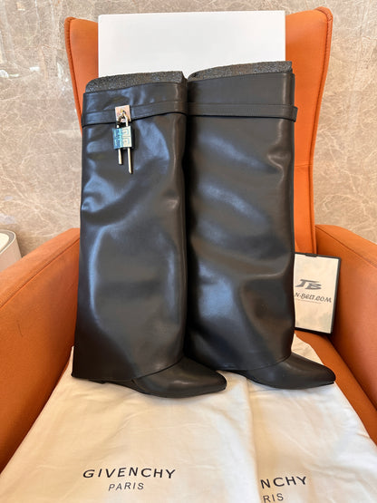Botas altas hasta la rodilla de piel con cierre de tiburón en color negro de Givenchy