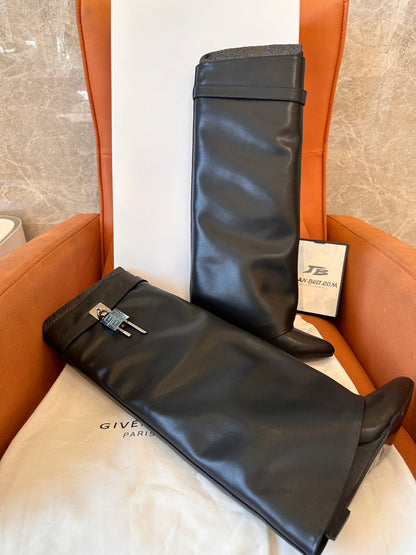 Botas altas hasta la rodilla de piel con cierre de tiburón en color negro de Givenchy