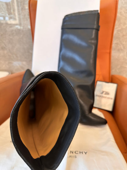 Botas altas hasta la rodilla de piel con cierre de tiburón en color negro de Givenchy