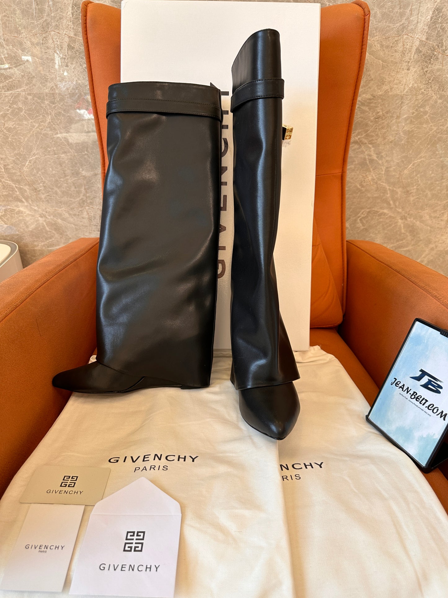 Botas altas hasta la rodilla de piel con cierre de tiburón en color negro de Givenchy