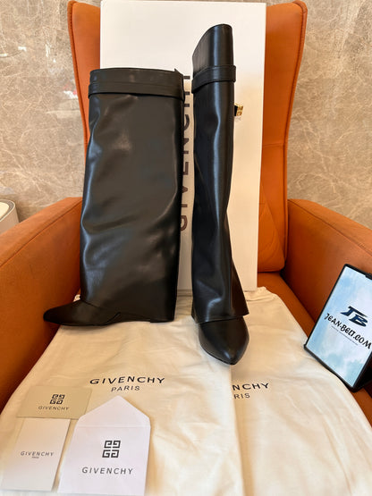 Botas altas hasta la rodilla de piel con cierre de tiburón en color negro de Givenchy