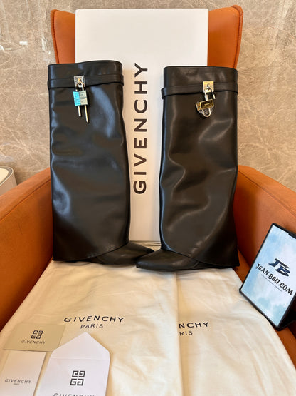 Botas altas hasta la rodilla de piel con cierre de tiburón en color negro de Givenchy