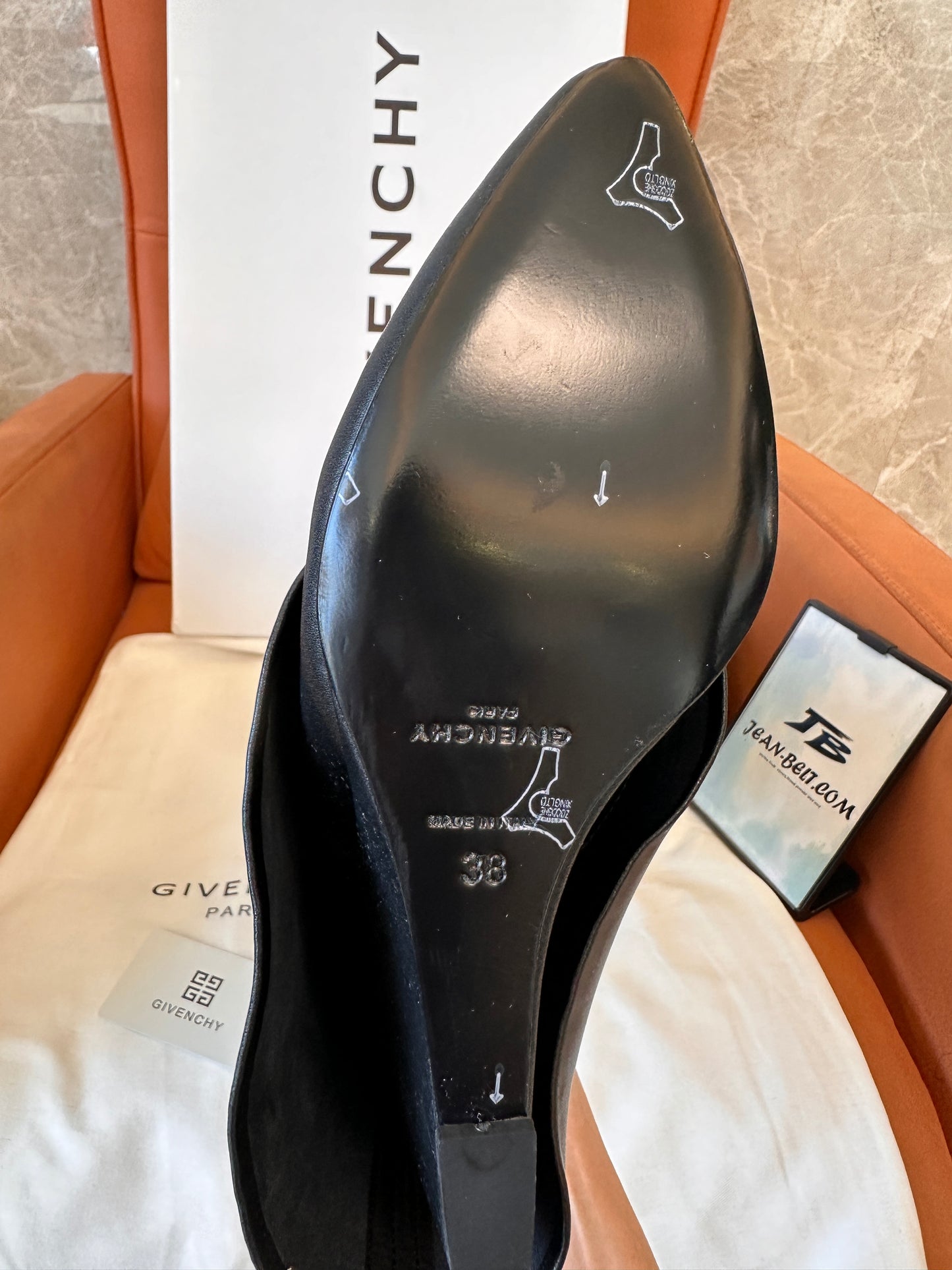 Botas altas hasta la rodilla de piel con cierre de tiburón en color negro de Givenchy