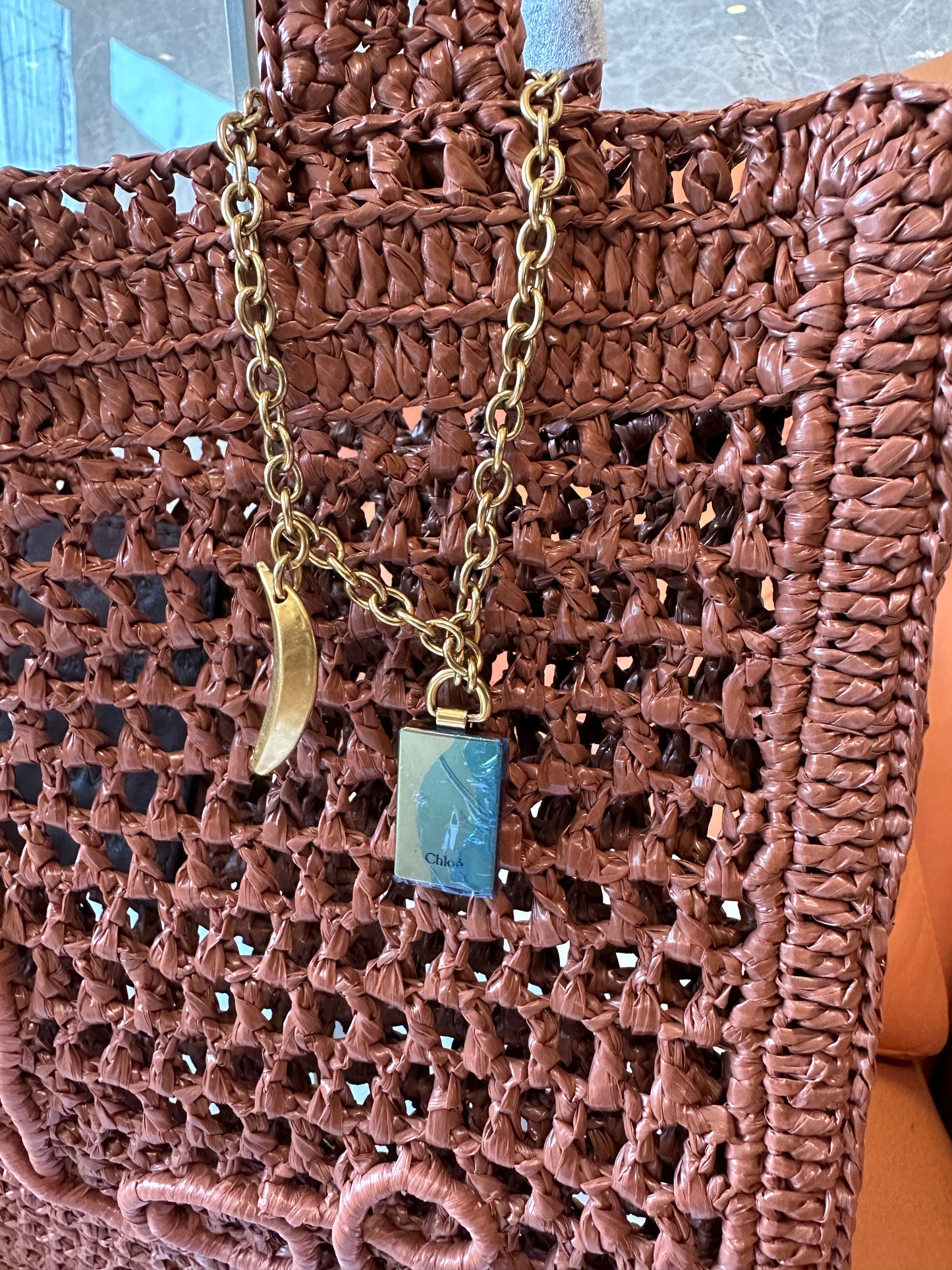 Mala de ombro grande Woody da Chloé em ráfia castanha entrelaçada