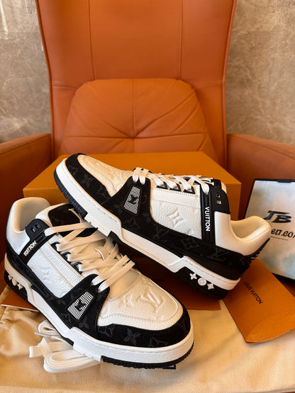 Louis Vuitton trainer sneakers in white and black monogram canvas