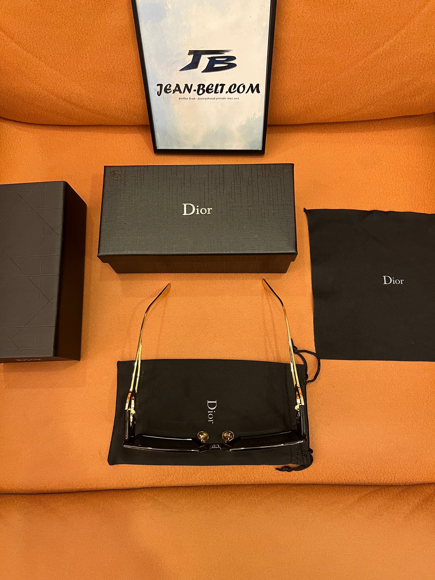 Óculos de sol retangulares pretos Dior com armação dourada