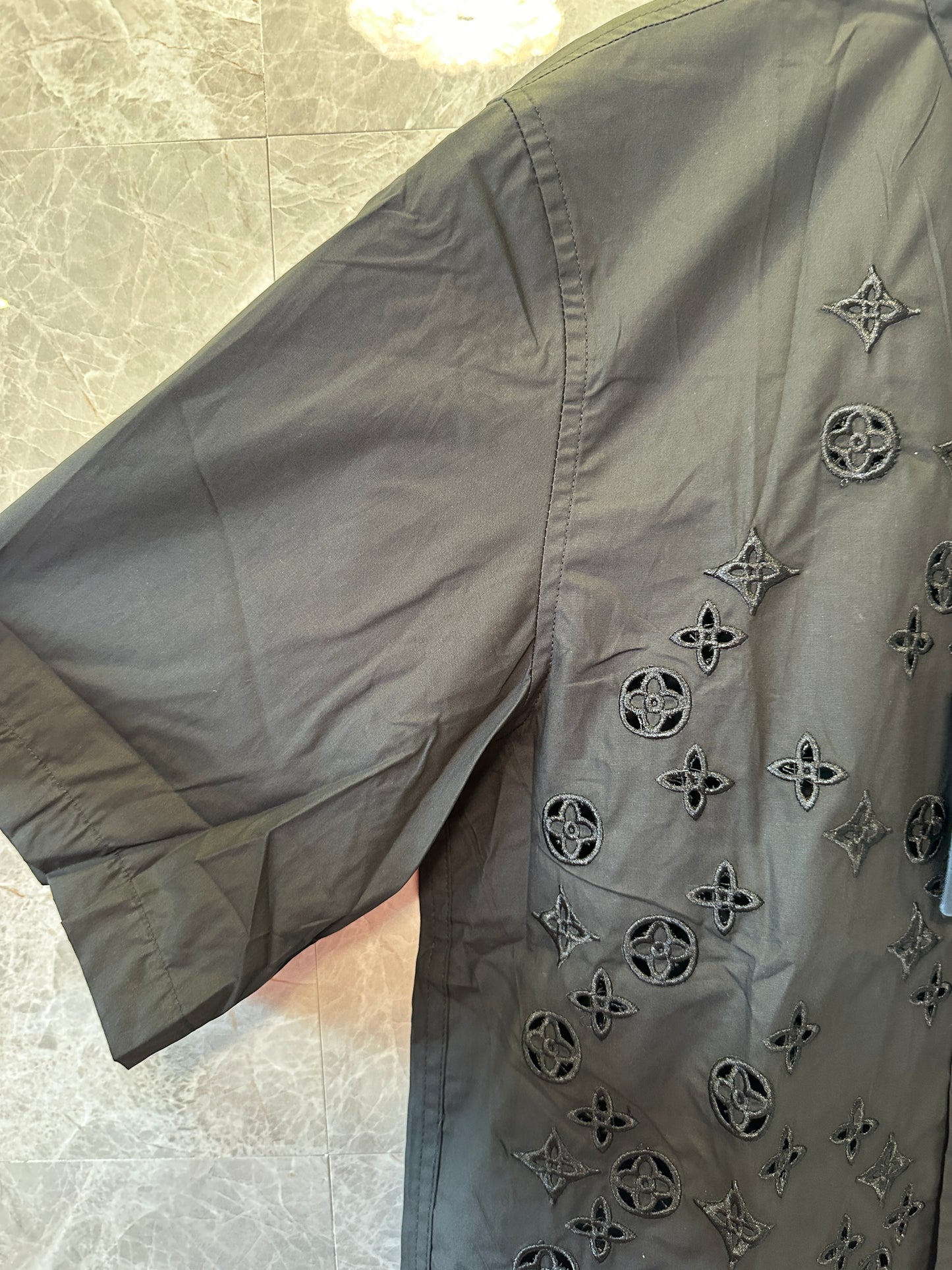 Camisa Louis Vuitton de Manga Curta Preta com Monogram Bordado